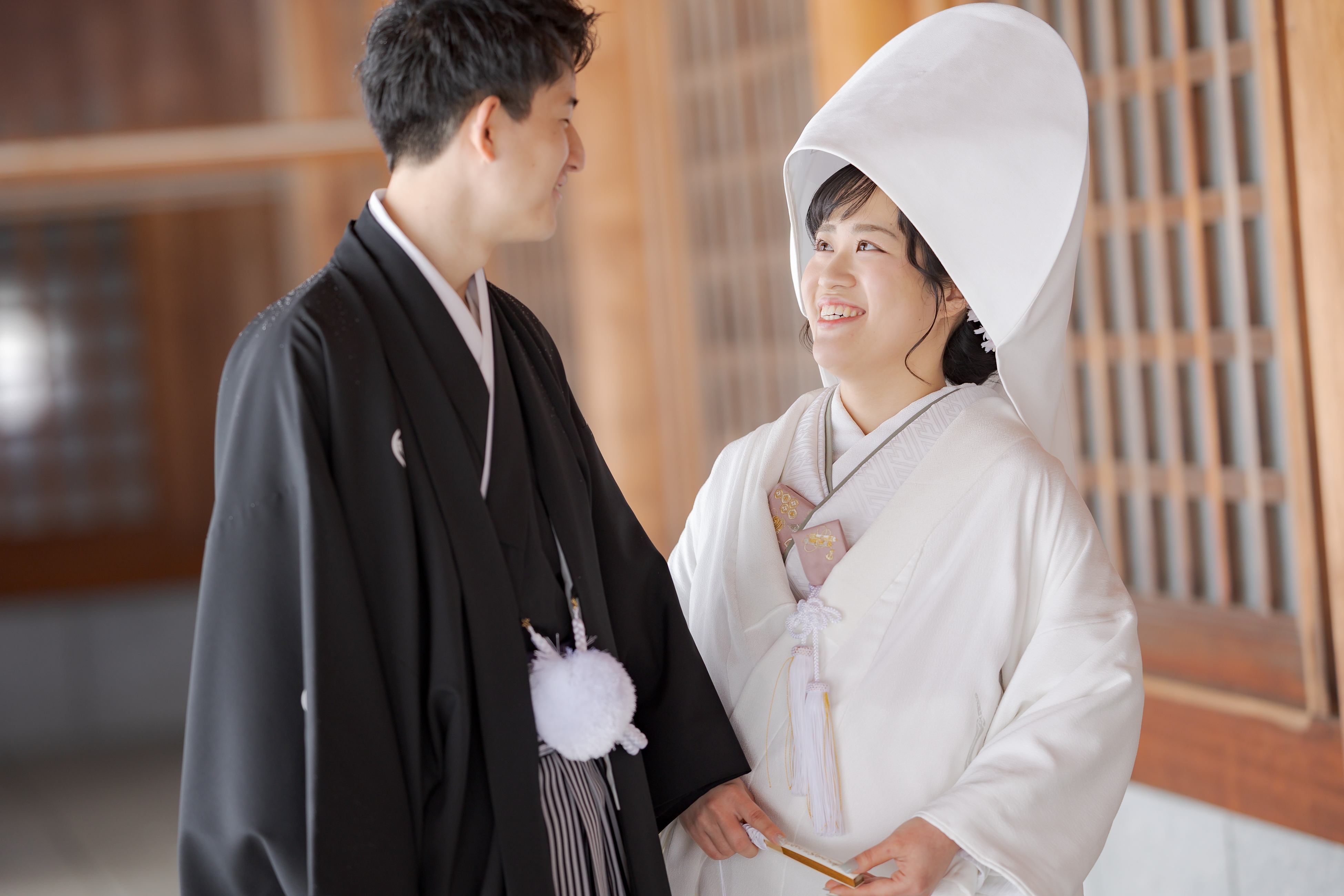 北海道らしく、真っ白な雪の中で、趣を感じる和装結婚式。